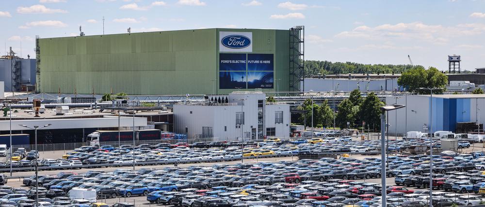 Neuwagen stehen auf dem Gelände von Ford.
