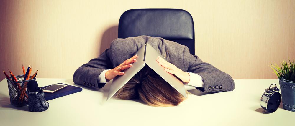 Spätestens wenn der Schreibtisch zum Bett wird, sollte man etwas ändern.