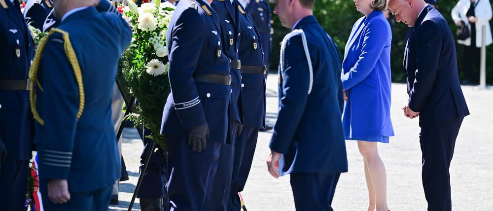 Berlins Regierender Bürgermeister Kai Wegner (rechts) würdigte den Einsatz der Alliierten während der Berliner Luftbrücke. 