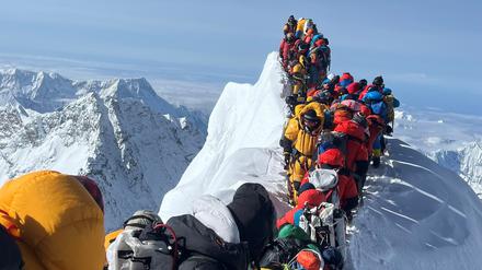 Bergsteiger und Bergführer sind zwischen dem Südgipfel und der Hillary-Stufe des Mount Everest gestrandet, nachdem ein Eiseinbruch die beim Klettern verwendeten Fixseile zerstört hat.