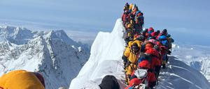 Bergsteiger und Bergführer sind zwischen dem Südgipfel und der Hillary-Stufe des Mount Everest gestrandet, nachdem ein Eiseinbruch die beim Klettern verwendeten Fixseile zerstört hat.