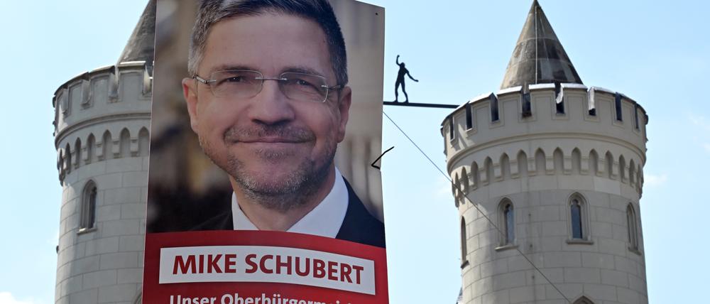Eines der Mike-Schubert-Plakate der SPD gegen die Abwahl des Oberbürgermeisters.