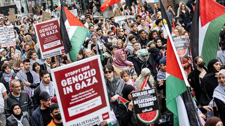 Im Mai 2024 zieht eine propalästinensische Demonstration durch Berlin. 