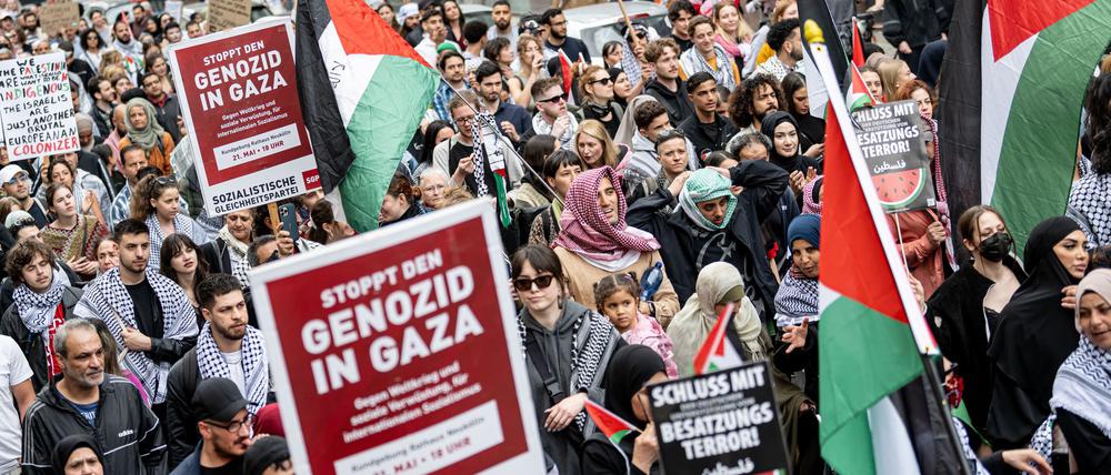 Im Mai 2024 zieht eine propalästinensische Demonstration durch Berlin.