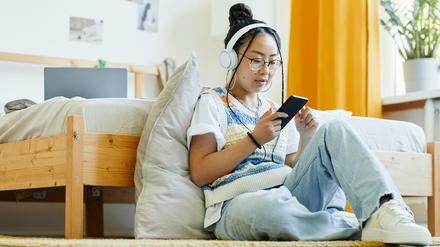 Mädchen mit Handy, Mobiltelefon, Teenager