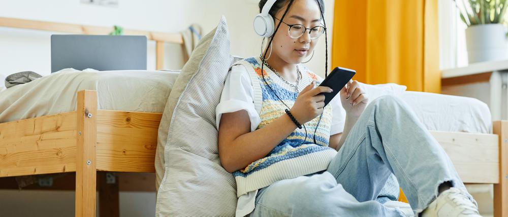 Mädchen mit Handy, Mobiltelefon, Teenager