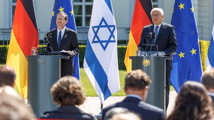 Israels Staatspräsident Izchak Herzog (links) und Bundespräsident Frank-Walter Steinmeier am Montag vor dem Schloss Bellevue.