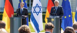 Israels Staatspräsident Izchak Herzog (links) und Bundespräsident Frank-Walter Steinmeier am Montag vor dem Schloss Bellevue.