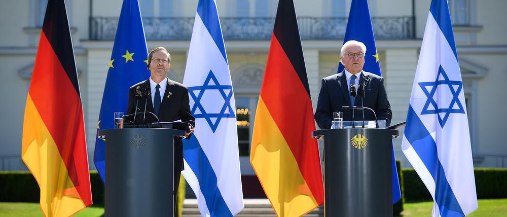 Bundespräsident Frank-Walter Steinmeier (r) und Izchak Herzog, Präsident von Israel, äußern sich bei einer Pressekonferenz nach ihrem Gespräch im Schloss Bellevue. 