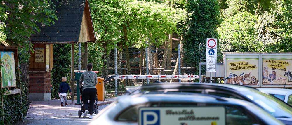 Der Eingang und Parkplatz zum Tierpark Nadermann im ostwestfälischen Delbrück. Hier hatte am Morgen ein Tiger eine Mitarbeiterin gebissen und verletzt.