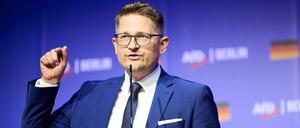 Die AfD in Brandenburg will sich gegen die Hochstufung als „gesichert rechtsextrem“ mit einer Abmahnung an das Innenministerium zur Wehr setzen. (Archivbild)