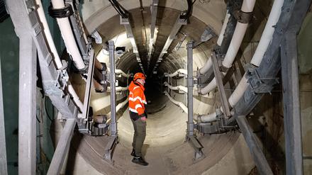 Ein Mann steht im Kabeltunnel des Netzbetreibers 50Hertz.