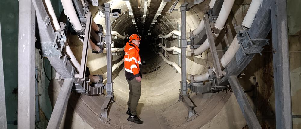 Ein Mann steht im Kabeltunnel des Netzbetreibers 50Hertz.