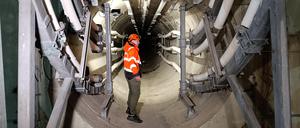 Ein Mann steht im Kabeltunnel des Netzbetreibers 50Hertz.