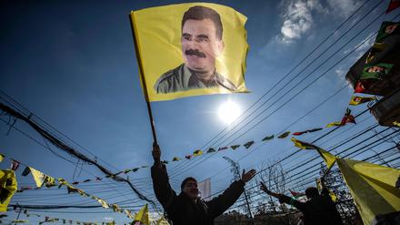 Syrische Kurden schwenken bei Protesten in Syrien im Februar 2025 Fahnen mit dem Konterfei des PKK-Gründers Abdullah Öcalan.