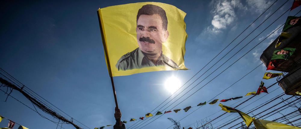 Syrische Kurden schwenken bei Protesten in Syrien im Februar 2025 Fahnen mit dem Konterfei des PKK-Gründers Abdullah Öcalan.