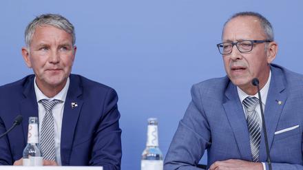Björn Höcke und Jörg Urban von der AfD stellen ein rechtliches Gutachten zum Thema Verfassungsschutzbeobachtung vor.