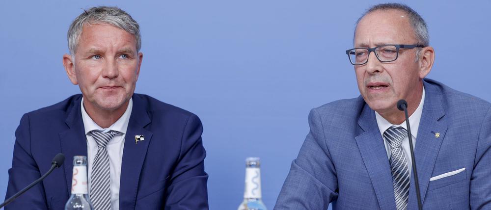 Björn Höcke und Jörg Urban von der AfD stellen ein rechtliches Gutachten zum Thema Verfassungsschutzbeobachtung vor.