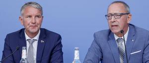 Björn Höcke und Jörg Urban von der AfD stellen ein rechtliches Gutachten zum Thema Verfassungsschutzbeobachtung vor.