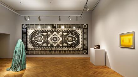 Da suchen sich mindestens zwei: Alicja Kwades Skulptur „Selbstporträt als Geist“ (links) und Zofia Kuliks mehrteilige Fotoarbeit „Wer erobert die Welt“ an der hinteren Wand. 