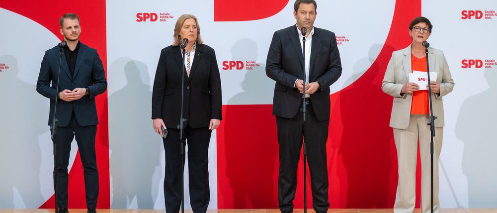 Neue erste Reihe bei der SPD: Tim Klüssendorf, Bärbel Bas und Lars Klingbeil. Die außen stehende Co-Parteichefin Saskia Esken tritt nicht mehr an.