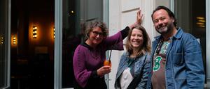 Freuen sich auf die Wiedereröffnung (v.l.n.r.): die Betreiber Birgit Claus, Julia von Schacky und Barchef Robert Sokol.