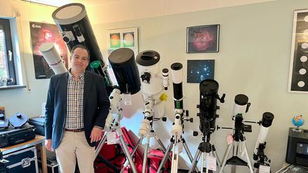 Christopher Förster in seinem Teleskopgeschäft Space Instruments in Berlin.