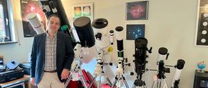 Christopher Förster in seinem Teleskopgeschäft Space Instruments in Berlin.