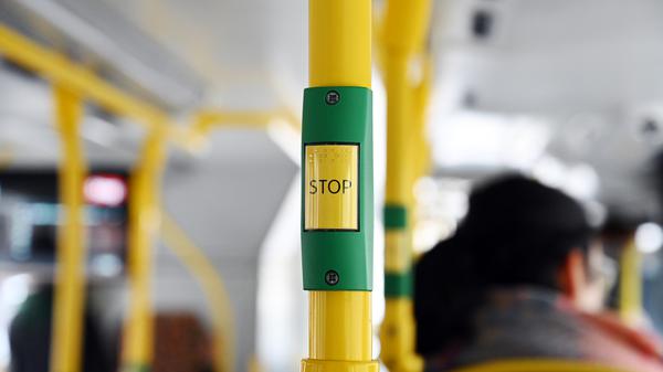 Der Busfahrer griff zur Gefahrenbremsung. Mehrere Personen wurden verletzt. (Symbolbild)