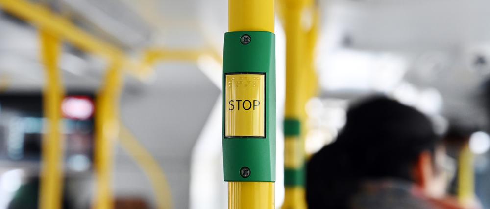 Der Busfahrer griff zur Gefahrenbremsung. Mehrere Personen wurden verletzt. (Symbolbild)