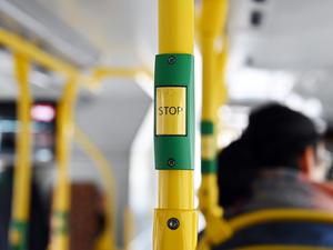 Der Busfahrer griff zur Gefahrenbremsung. Mehrere Personen wurden verletzt. (Symbolbild)