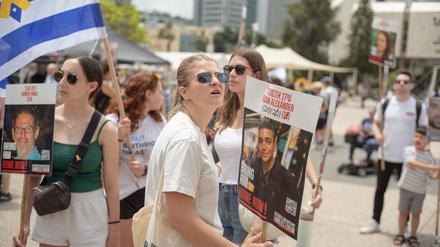 Angehörige und Unterstützer der Geiseln versammelten sich in Israel vor der Freilassung einer Geisel.