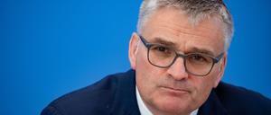 Sein erster Auftritt vor der Hauptstadtpresse: Regierungssprecher Stefan Kornelius am Montag in der Bundespressekonferenz.