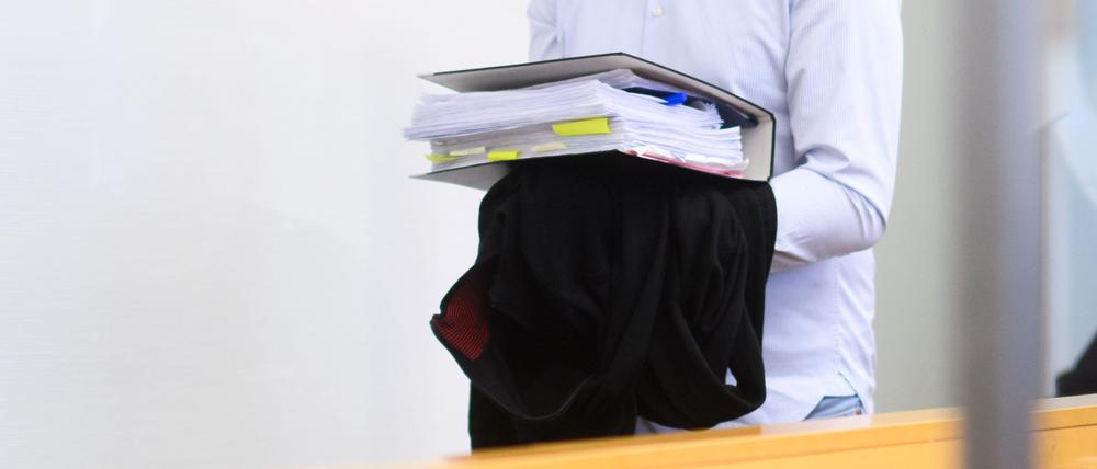 Der angeklagte Staatsanwalt betritt den Gerichtssaal.