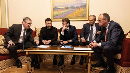 Dieses Bild ging um die Welt: Der ukrainische Staatschef Wolodymyr Selenskyj am Wochenende umringt von europäischen Verbündeten.