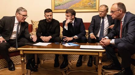 Dieses Bild ging um die Welt: Der ukrainische Staatschef Wolodymyr Selenskyj am Wochenende umringt von europäischen Verbündeten.