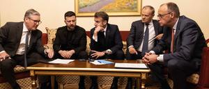 Dieses Bild ging um die Welt: Der ukrainische Staatschef Wolodymyr Selenskyj am Wochenende umringt von europäischen Verbündeten.