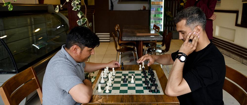 Zwei Männer spielen in Kabul Schach. 