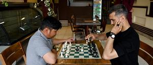 Zwei Männer spielen in Kabul Schach. 