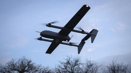 Eine Poseidon H10 Mittelstrecken-Drohne der ukrainischen 22. mechanisierten Brigade fliegt an der Frontlinie in der Nähe von Bachmut in der Region Donezk