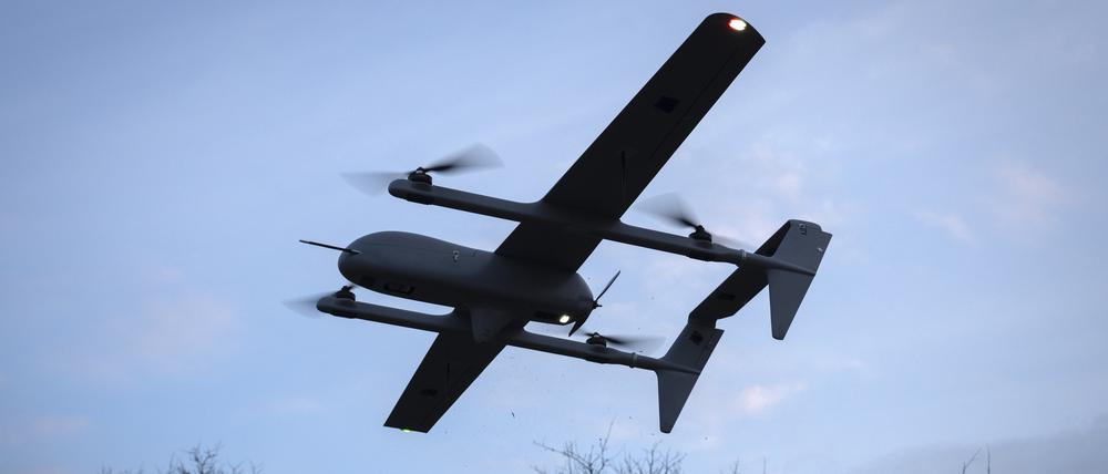 Eine Poseidon H10 Mittelstrecken-Drohne der ukrainischen 22. mechanisierten Brigade fliegt an der Frontlinie in der Nähe von Bachmut in der Region Donezk