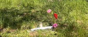 Anwohner haben Blumen und eine Kerze an der Stelle abgelegt, an der das tote Baby gefunden wurde.