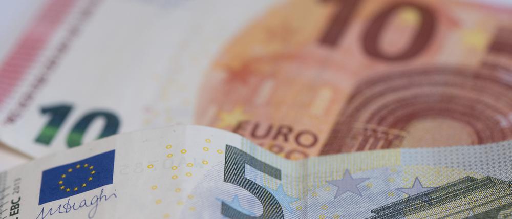 Euro-Geldscheine bilden die Summe von 15 Euro.