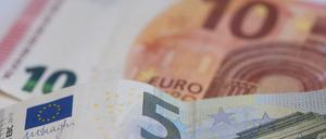 Euro-Geldscheine bilden die Summe von 15 Euro.