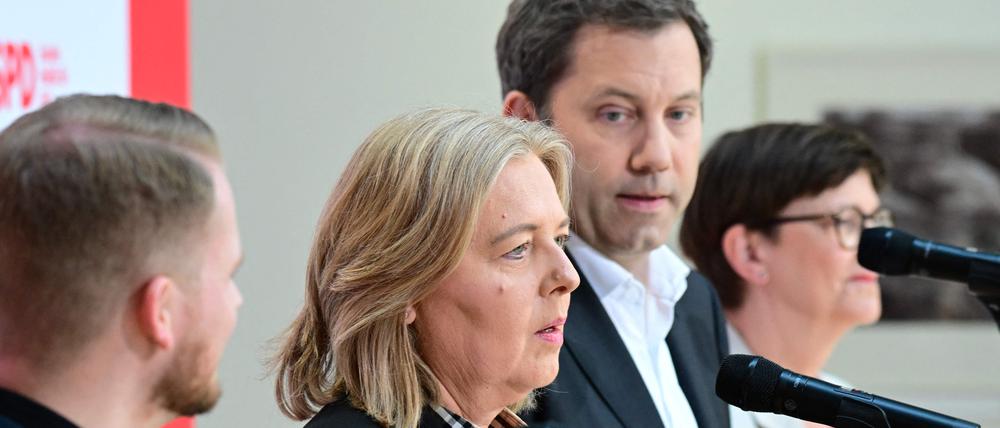 Sie soll übernehmen: Bärbel Bas (2. v. l.), frisch im Amt als Arbeits- und Sozialministerin, soll an der SPD-Spitze von Saskia Esken übernehmen.