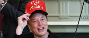 Elon Musk lächelt und trägt ein Basecap mit der Aufschrift „Gulf of America“ bei einem Meeting im Weißen Haus am 30. April 2025.