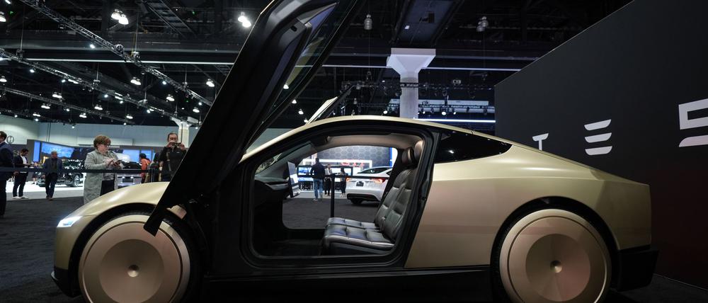 Ein Robotaxi-Fahrzeug ohne Lenkrad und Pedale will Tesla von 2026 an bauen. (Archivbild)