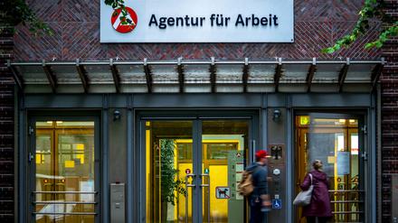 Der Eingang zur Agentur für Arbeit in Bremen. Im Sommer werden in Deutschland laut Prognosen mehr Menschen auf Jobsuche sein.