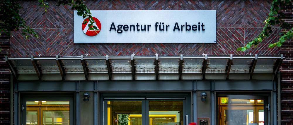 Der Eingang zur Agentur für Arbeit in Bremen. Im Sommer werden in Deutschland laut Prognosen mehr Menschen auf Jobsuche sein.