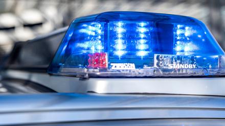 Einsatzkräfte der Polizei kontrollierten die Busse der mutmaßlichen Angreifer. (Symbolbild)